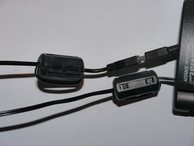 Cable connection looped through a ferrite coil
